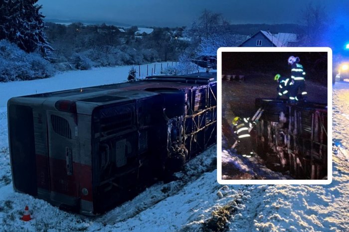 Ilustračný obrázok k článku Na zasnežených cestách v Česku sa PREVRÁTIL autobus! Dostať sa von ľuďom pomáhali hasiči