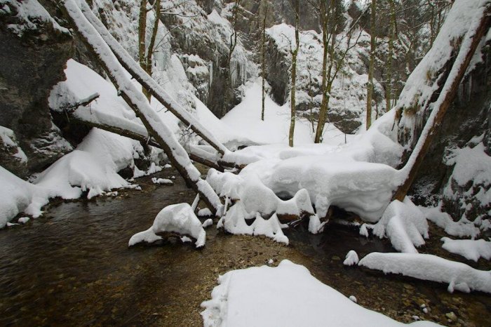 Ilustračný obrázok k článku Pozor, podmienky na ich prechod sú EXTRÉMNE: Rokliny v Slovenskom raji dočasne uzavreli