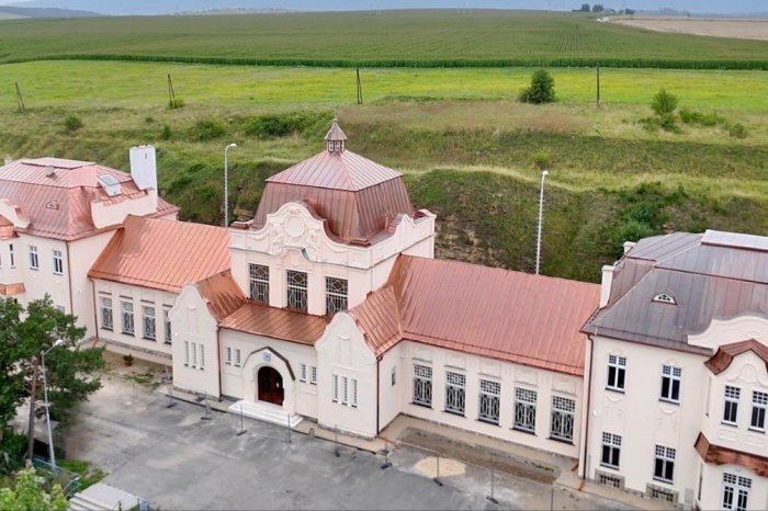 Ilustračný obrázok k článku Absolútna nádhera: Železničná stanica v Kežmarku opäť slúži ľuďom, krásne ju vynovili