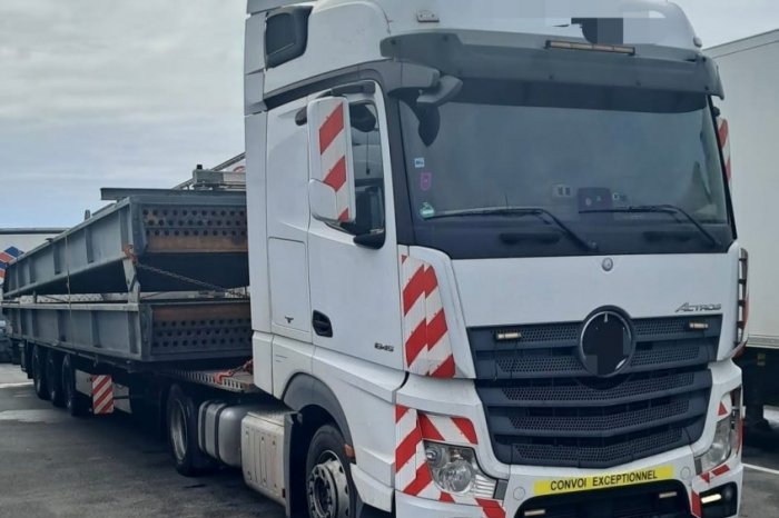 Ilustračný obrázok k článku Čo to malo znamenať?! Vodiči nákladiakov na D1 nelegálne prevážali nadrozmerný náklad