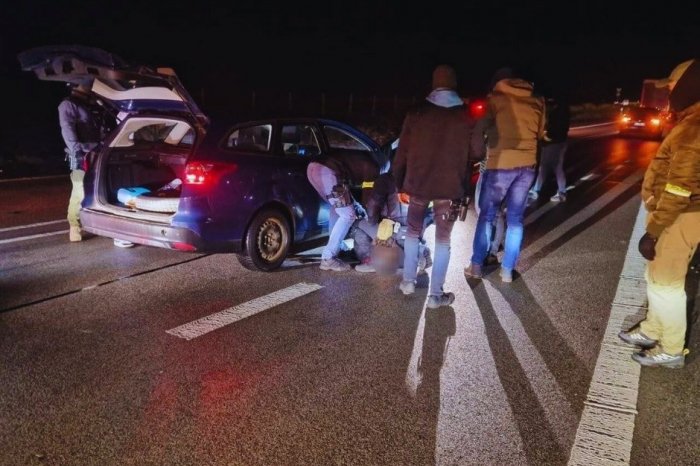 Ilustračný obrázok k článku ÚSPEŠNÝ záťah kriminalistov: Na strednom Slovensku ZASTAVILI auto, mali na to PÁDNY dôvod, FOTO