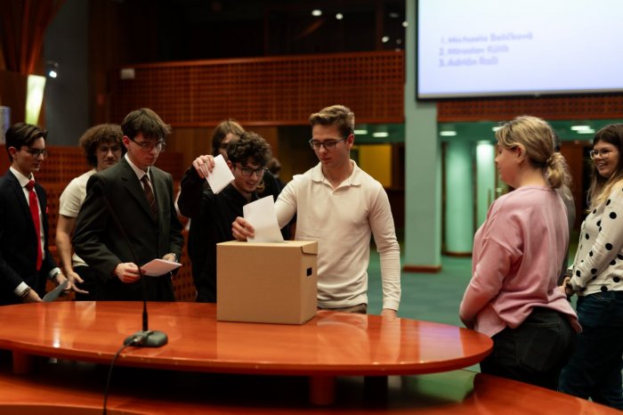 Ilustračný obrázok k článku MLADÍ majú svoj parlament, má byť PORADNÝM orgánom mesta: Koho si zvolili za PREDSEDU? FOTO