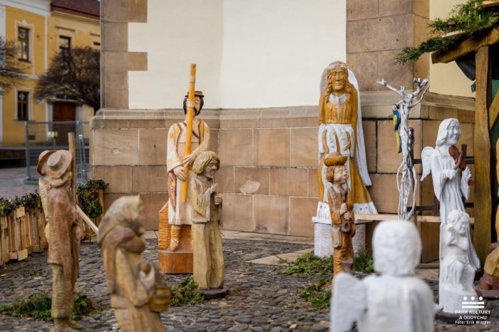 Ilustračný obrázok k článku Tradičný Betlehem v Prešove ukazuje detailnú ručnú prácu: Deti obdivujú aj živé ovečky