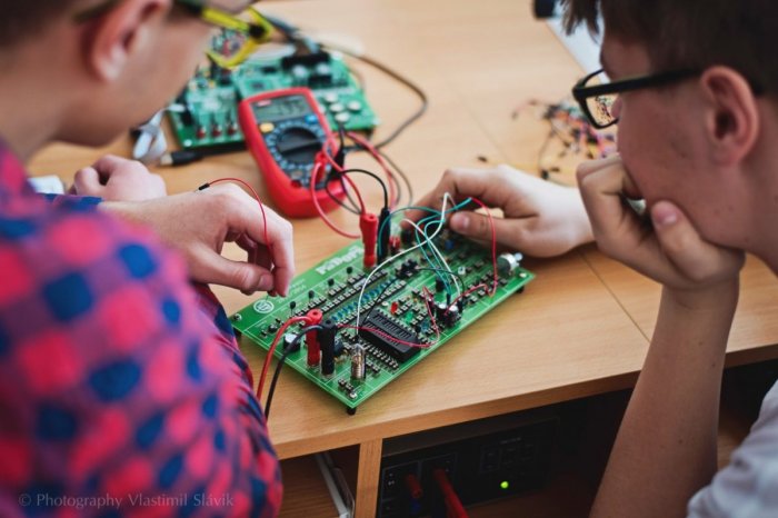 Ilustračný obrázok k článku Má byť lídrom vzdelávania v elektrotechnike: Priemyslovka predstavila centrum excelentnosti