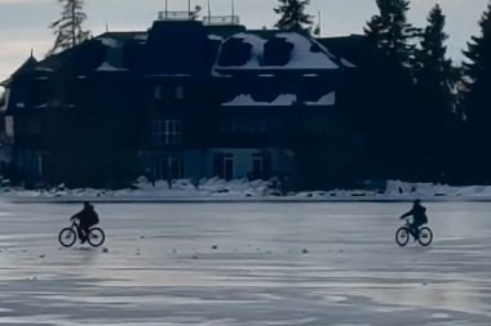 Ilustračný obrázok k článku Ľudí ŠOKOVALI zábery zo Štrbského plesa: Na ĽAD vyrazili cyklisti, VIDEO