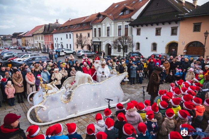 Ilustračný obrázok k článku Deti si ho užili jedna radosť: Mikuláš v Poprade pútal obrovskú pozornosť, FOTO