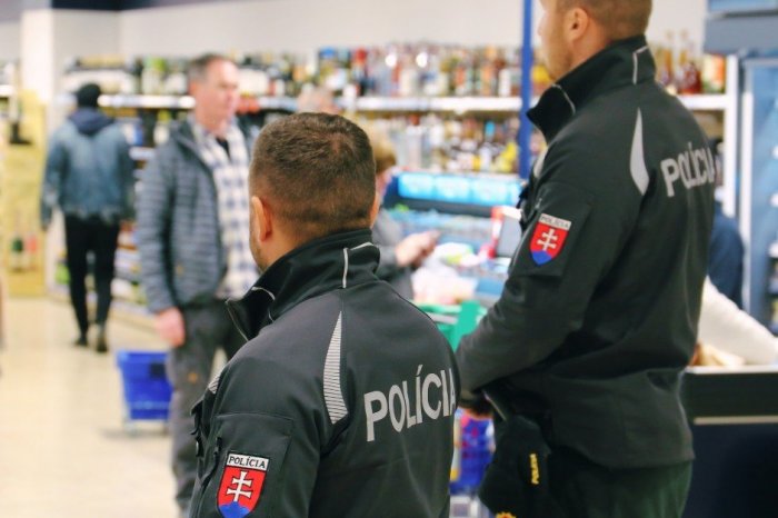 Ilustračný obrázok k článku Polícia vyšetruje KRÁDEŽ a nielen to: Hľadá TÚTO ženu, FOTO vnútri