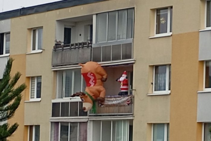 Ilustračný obrázok k článku KURIOZITA na balkóne BAVÍ internet: Ľudia TIPUJÚ, prečo je SOB dole hlavou? FOTO