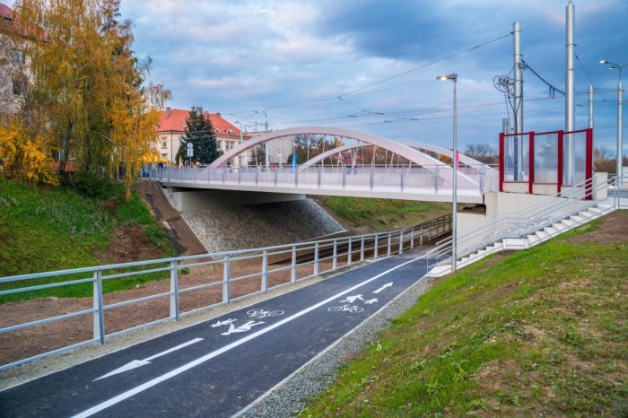 Ilustračný obrázok k článku Ocenenia pre PSK ako hrom: Župná škola i župný most sa zaradili medzi stavby roka 2025