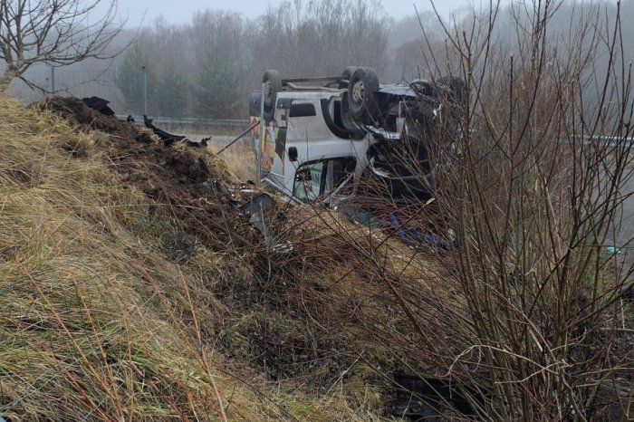 Ilustračný obrázok k článku Strašidelná nehoda na diaľnici: Pri Batizovciach sa dodávka prevrátila na strechu