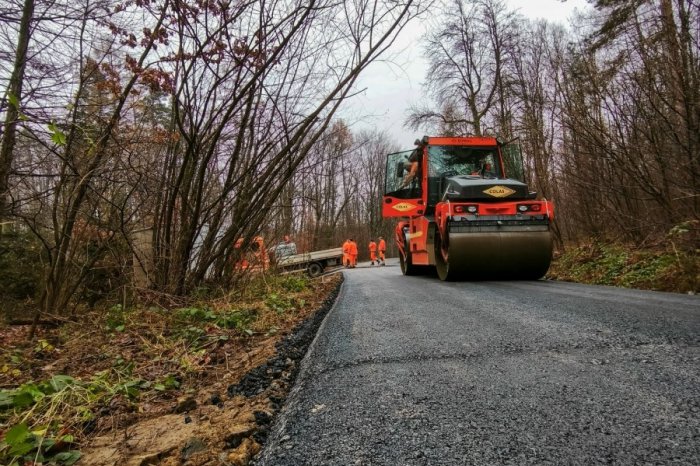 Ilustračný obrázok k článku V Snine dokončujú druhú vrstvu cesty: Prepojí Sninské rybníky a Zemplínske Hámre