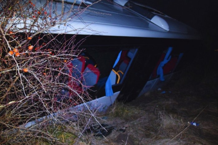 Ilustračný obrázok k článku HROZIVÉ následky nehody autobusu: V nemocnici skončilo 10 ľudí, sú aj ŤAŽKO zranení, FOTO