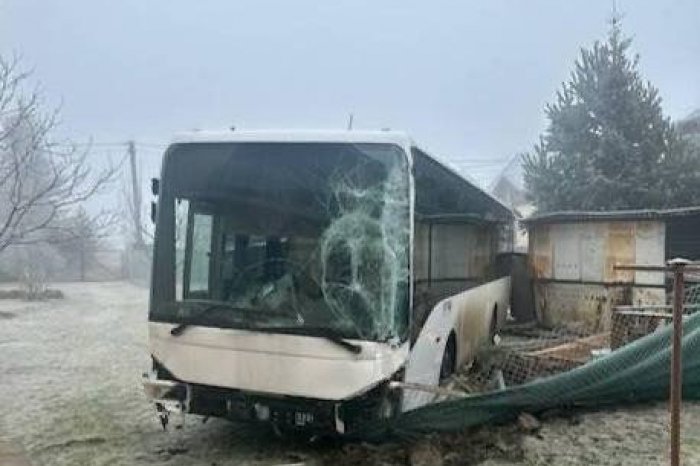 Ilustračný obrázok k článku Desivá nehoda pod Tatrami: Autobus v Gerlachove po nehode poškodil ploty aj garáž