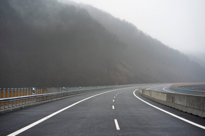 Ilustračný obrázok k článku Sú tu PRVÉ čísla z DIAĽNICE v KORUNÁCH stromov: KOĽKO nákladiakov tadiaľ prejde denne?