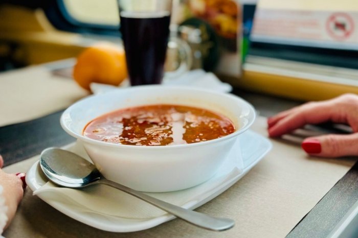 Ilustračný obrázok k článku Kapustnica či tiramisu vo vlaku? ZSSK na zimu upravila menu v reštauračných vozňoch