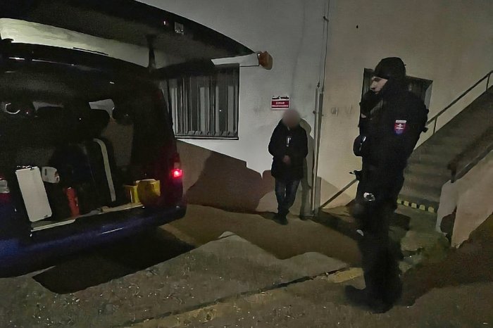 Ilustračný obrázok k článku Podozrenie z KRÁDEŽE paliva: Policajti našli dodávku! Bola PLNÁ kanistrov