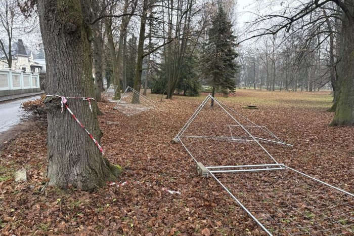 Ilustračný obrázok k článku Nový PLOT v parku niekto POŠKODIL: Mesto koná, inštalovať chce KAMEROVÝ systém