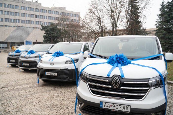 Ilustračný obrázok k článku Predvianočný darček: Imobilných zo zariadení sociálnych služieb prevezú NOVÝMI autami