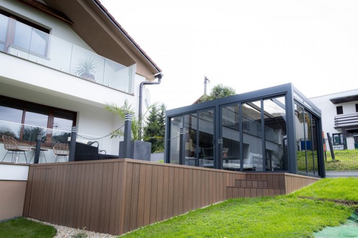 Ilustračný obrázok k článku Najkrajšia terasa v Gelnici? Kombinácia pergoly, dizajnu a praktického úložného priestoru vás dostane!