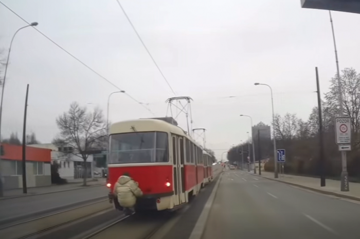 Ilustračný obrázok k článku Netušil, že ho vidí polícia: Muž sa zavesil na električku ako Spiderman, všetko je na VIDEU