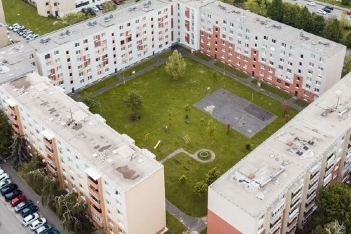 Ilustračný obrázok k článku Projekt za takmer 2,6 MILIÓNA: Trnava obnoví TRI sídliskové dvory na Tehelnej