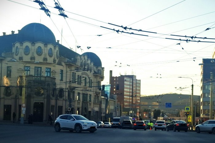 Ilustračný obrázok k článku Obrovské KOLÓNY v Prešove: Vodiči na Levočskej čakajú po nehode 3 áut desiatky minút