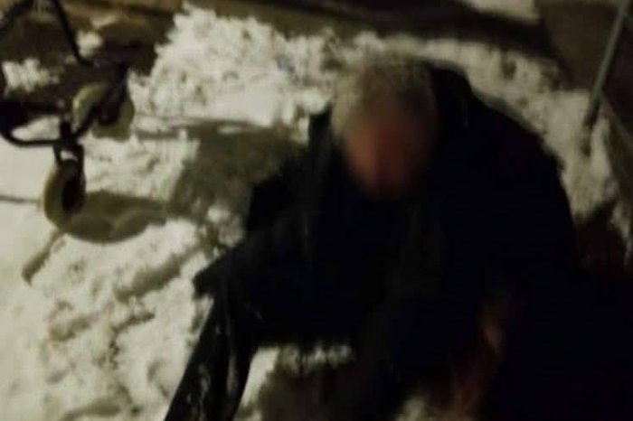 Ilustračný obrázok k článku Zvláštny prípad v Snine: Muž stonal po páde z invalidného vozíka, všimla si to iba OKOLOIDÚCA