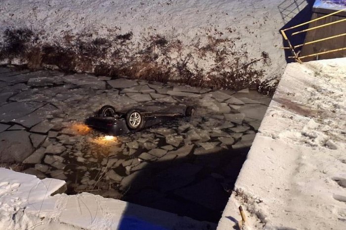 Ilustračný obrázok k článku Veľké NEŠŤASTIE: Auto sa prevrátilo do ľadovej vody! Vodič NEPREŽIL
