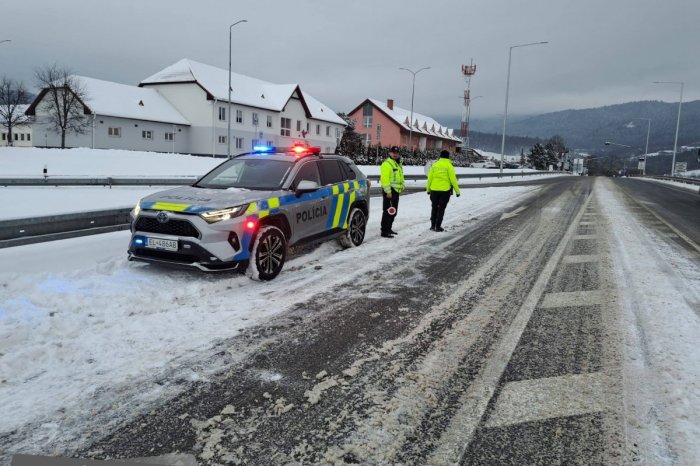 Ilustračný obrázok k článku Situácia na východe po snežení: BLOKOVANÝ pruh či uzavretý priechod. Cestu radšej odložte!