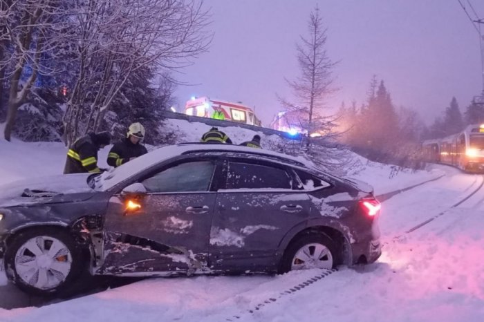 Ilustračný obrázok k článku Nebezpečná udalosť pod Tatrami: Auto skončilo v KOĽAJISKU zubačky