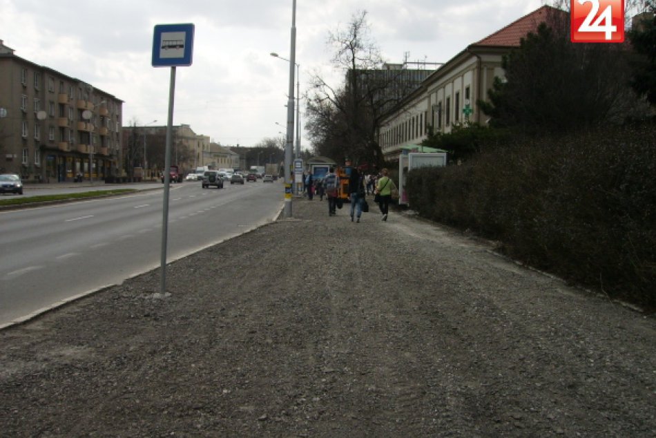 chodniky pred MsU Nitra