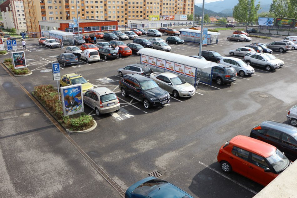 Parkovanie pred Tescom