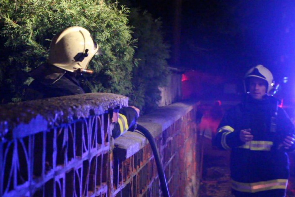 Rýchly zásah hasičov zachránil majetky Kremničanov