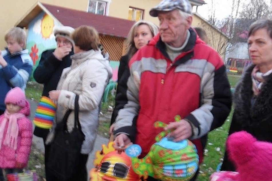 Veľká sa rozžiarila. Škôlkari mali lampiónový sprievod