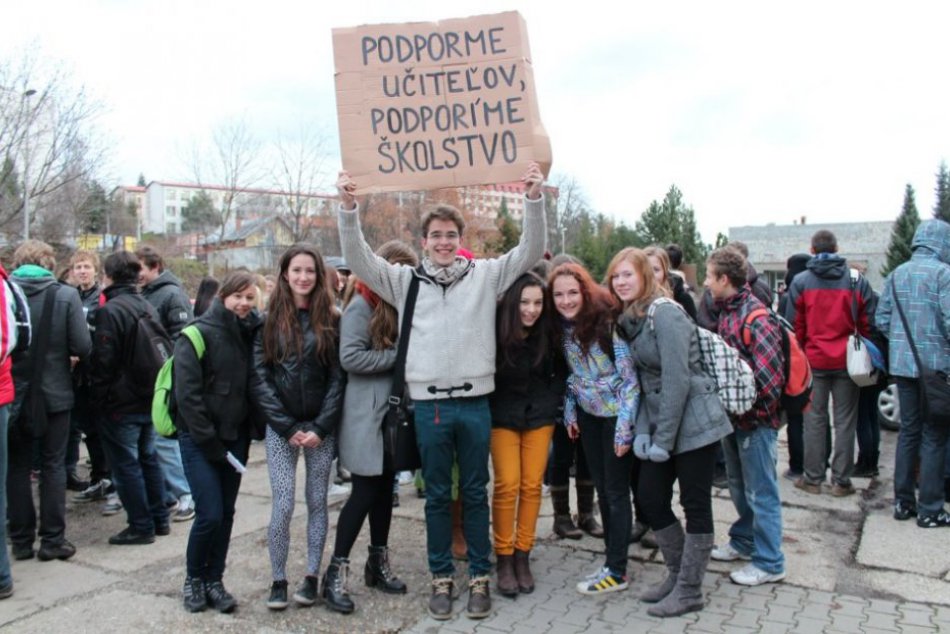 Rušné ráno pred gymnáziom: Študenti na mítingu podporili svojich učiteľov