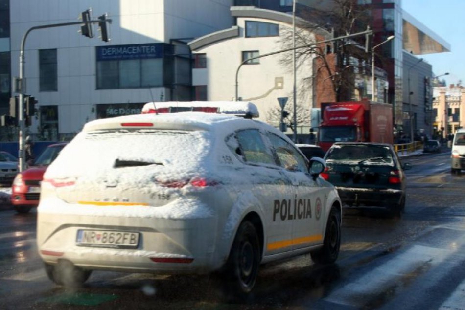 Zasnežené policajné auto