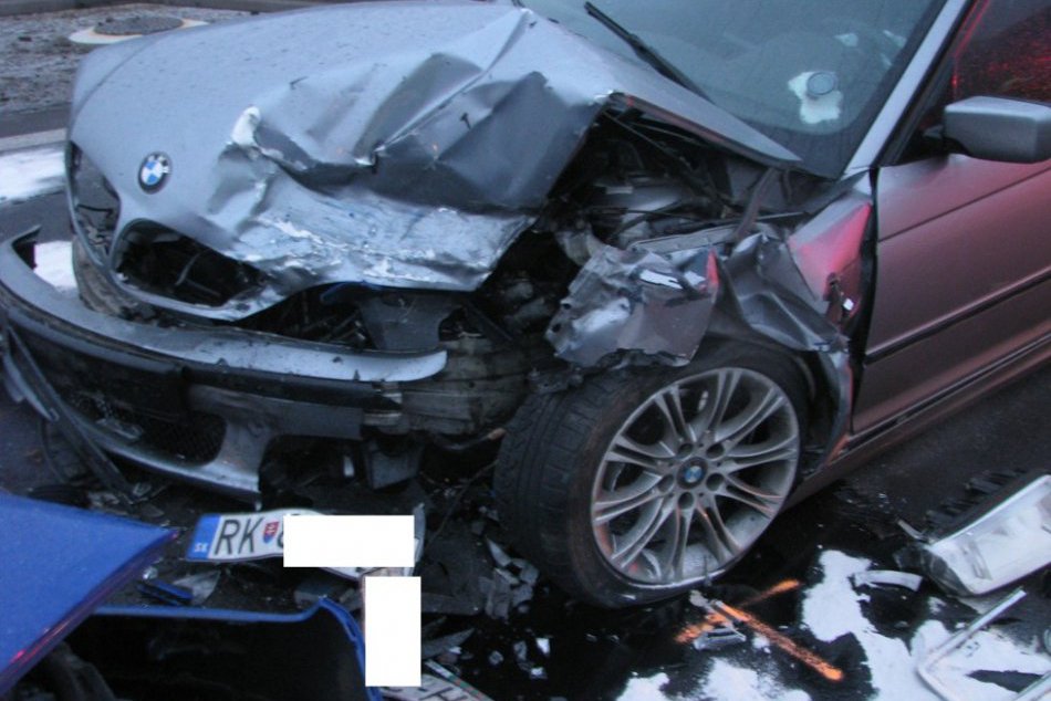 Hrozivá čelná zrážka na R1