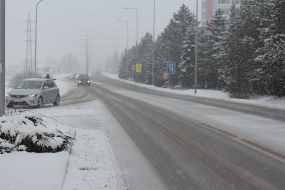 Hustý sneh padá aj Žiari