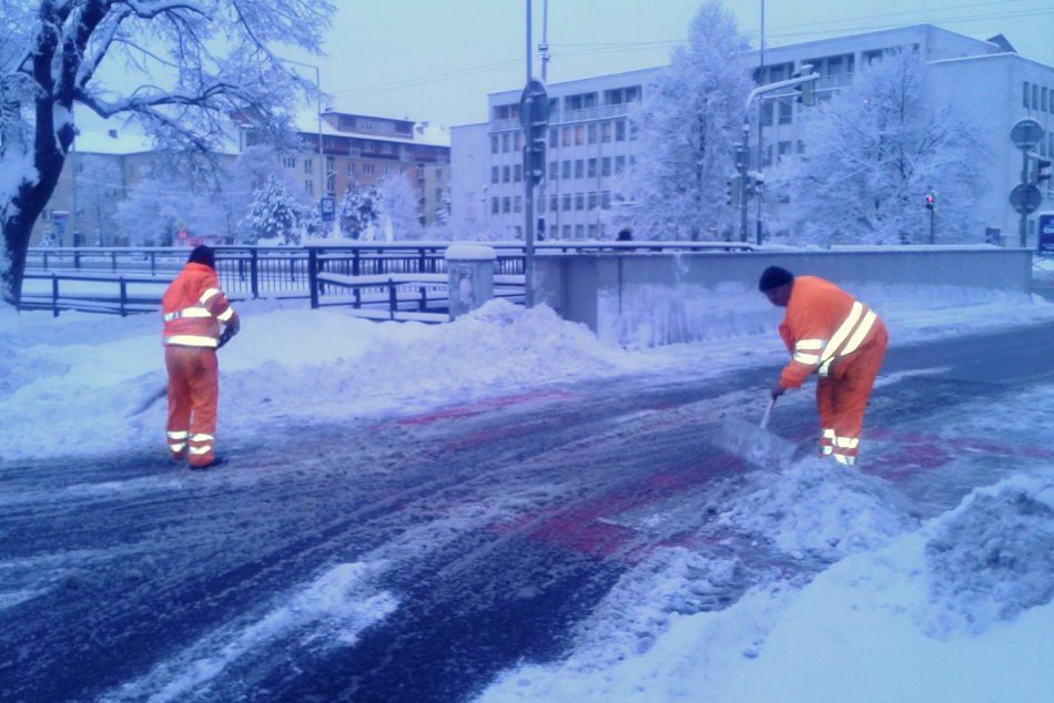 V Poprade pripadlo 30 cm snehu. Cestárom komplikujú prácu odstavené autá