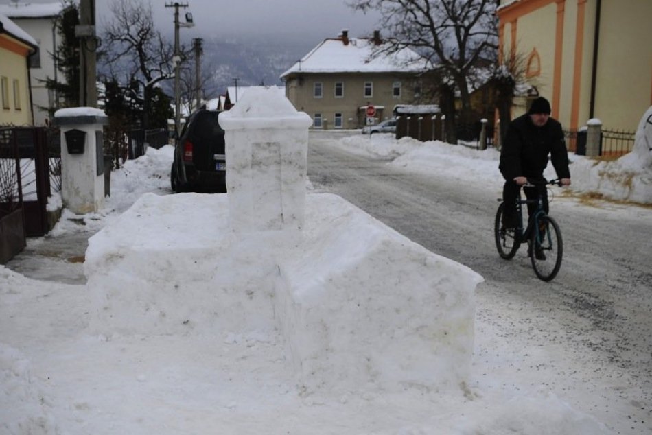 Z partie robotníkov umelci: V Hranovnici lesníci postavili snehové sochy