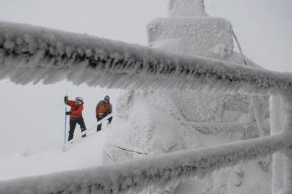 Odborníci sondujú snehový profil pravidelne. Môžu tak predpovedať lavínové nebez