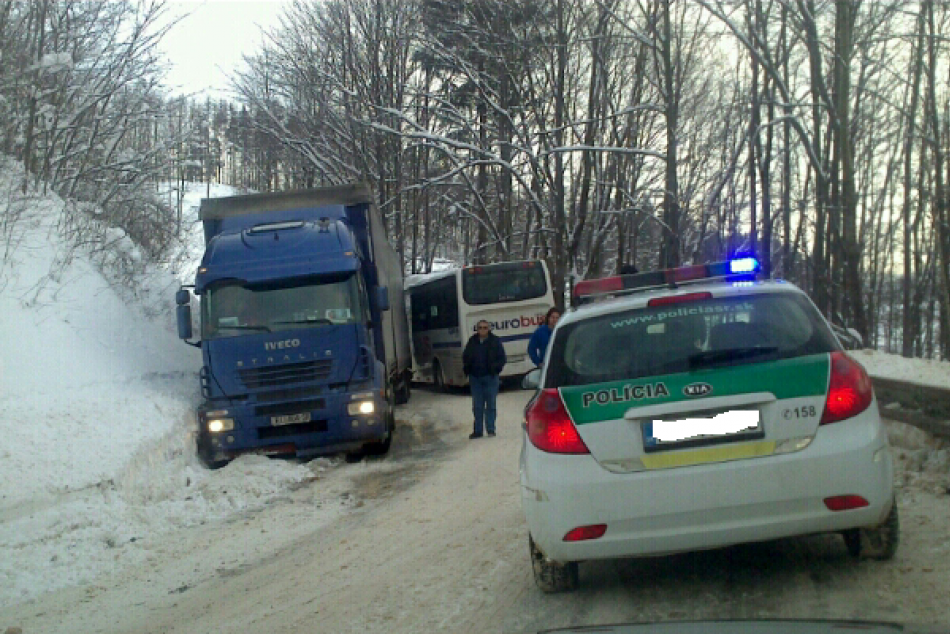 Na Dobšinskom kopci skrížený kamión: Doprava viazla v oboch pruhoch
