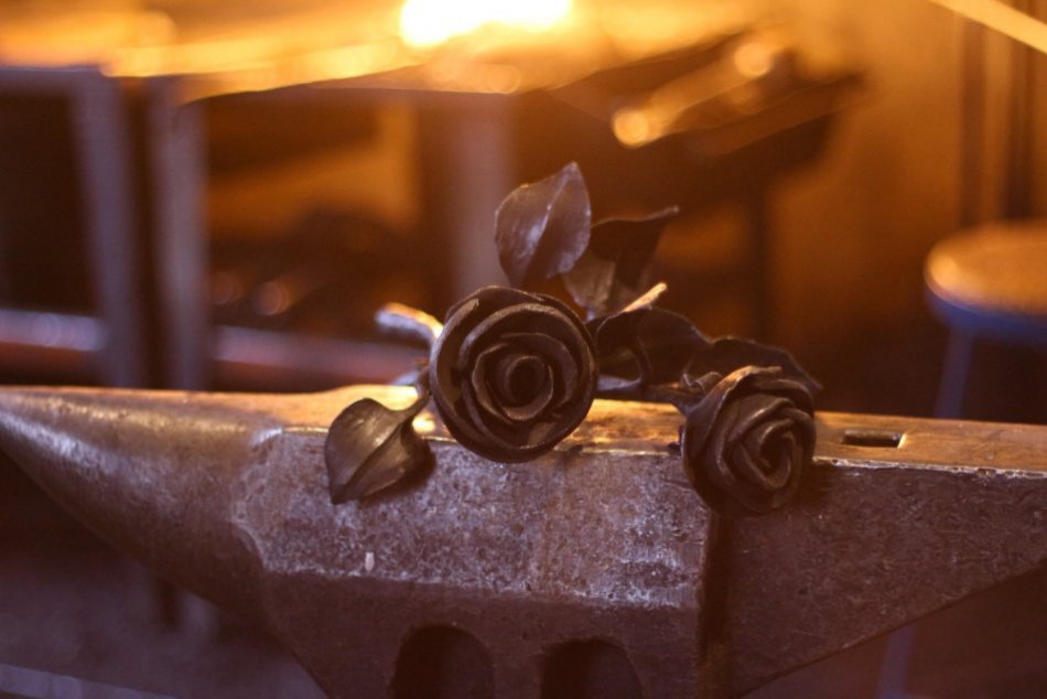 Kremnickí kováči vyrábajú ruže pre obete nórskeho vraha Breivika