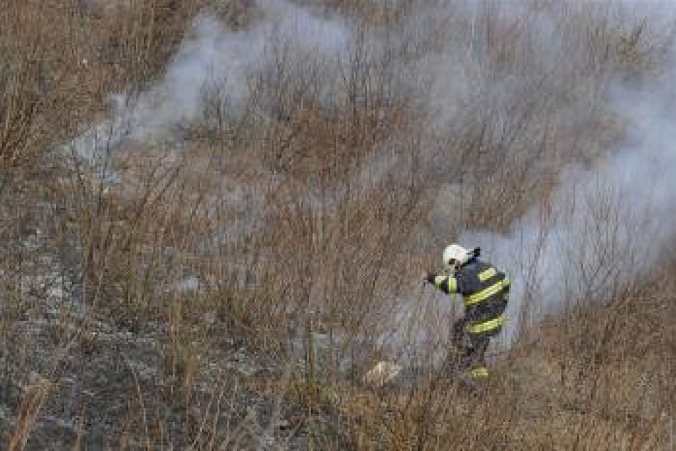 Krompachy: Požiar suchej trávy