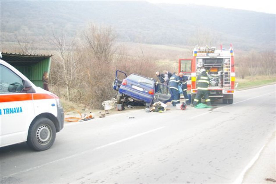 Tragická dopravná nehoda, auto skončilo vo zvodidlách