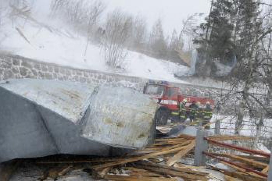Situácia v Tatrách je veľmi vážna: Vietor strhol strechu, zrútila sa na autá!
