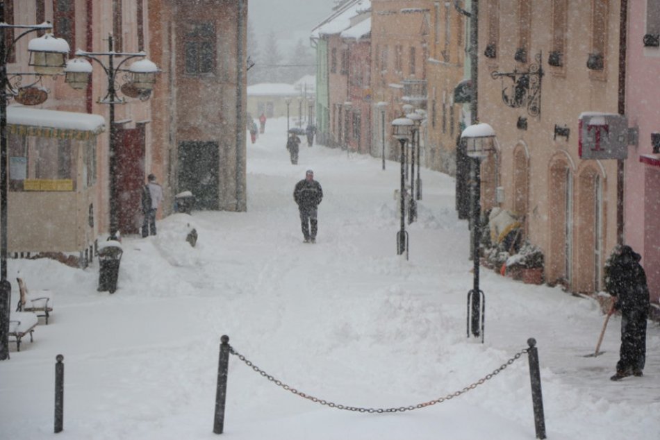 Silné sneženie v obrazoch: Kremnica sa za pár hodín zmenila na zimnú krajinu
