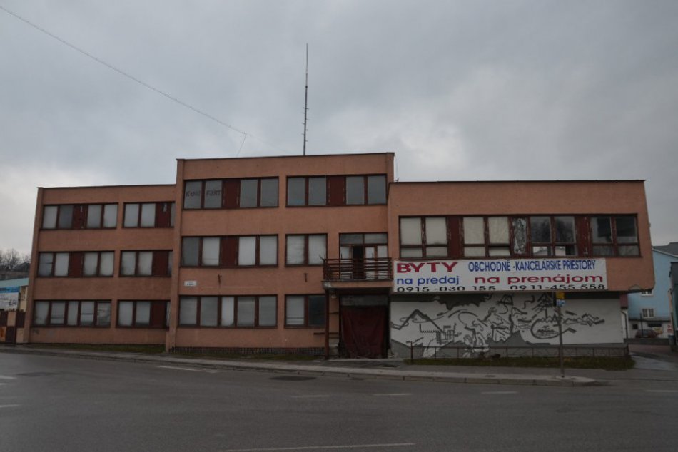 Krádež za bieleho dňa: Vlnitý plech a ôsmi Rómovia