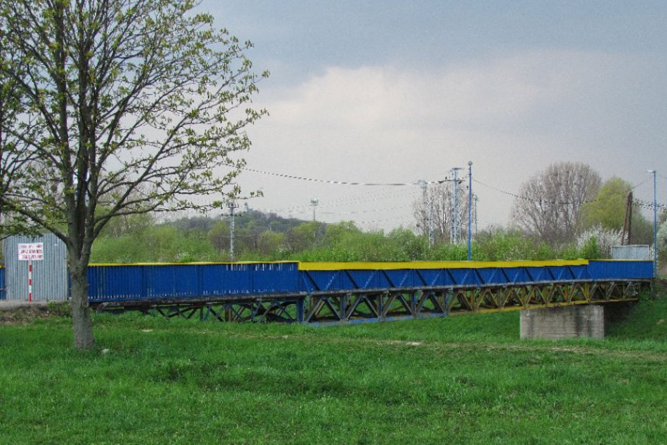 Uzavretá lávka cez Laborec