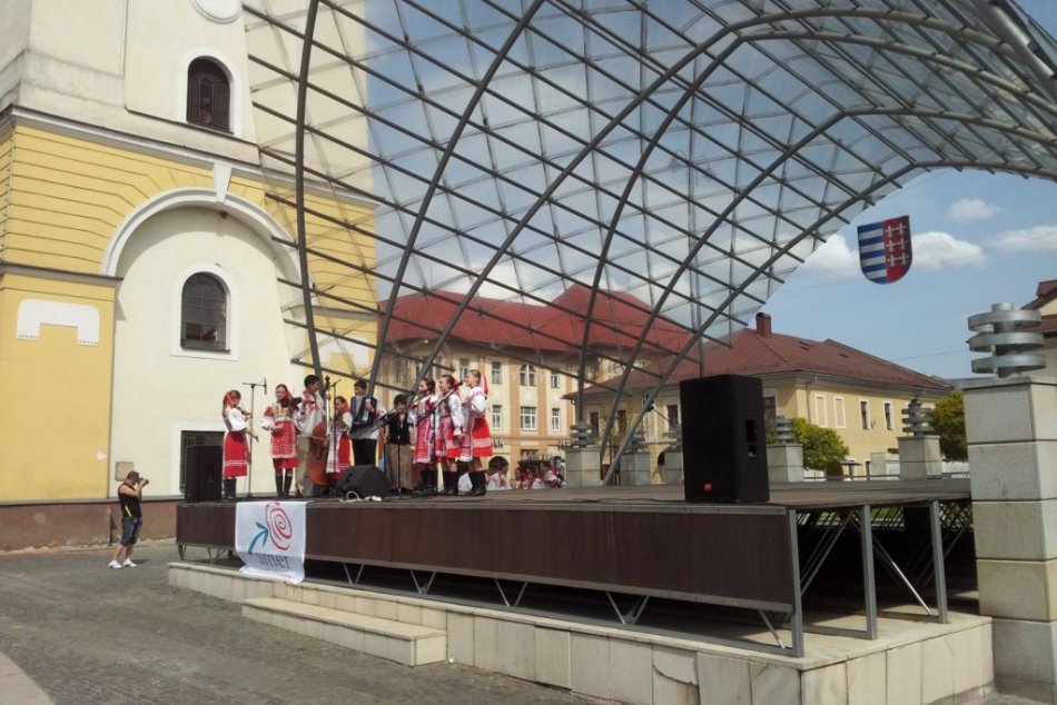 Stavanie mája v Brezne za prítomnosti premiéra Roberta Fica
